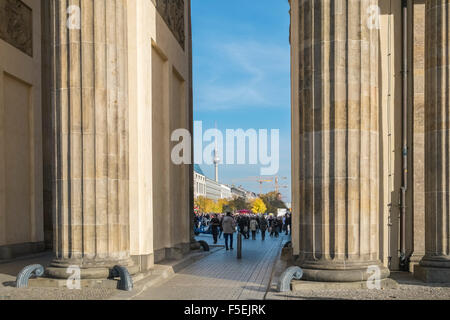 Detail oder das Brandenburger Tor, Berlin, Deutschland, mit den Fernsehturm (Berliner Fernsehturm) im Hintergrund sichtbar. Stockfoto