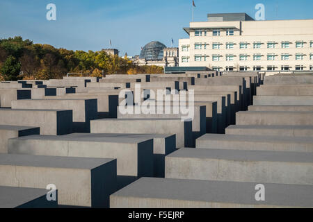 Denkmal für die ermordeten Juden Europas mit Kuppel aus dem Reichstag im Hintergrund, Berlin, Deutschland, Europa Stockfoto