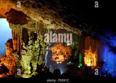 Hängen Sie die Sung Sot Grotte (Höhle der Überraschungen), Halong Bucht, Vietnam Stockfoto