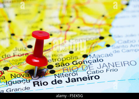 Rio De Janeiro fixiert auf einer Karte von Brasilien Stockfoto