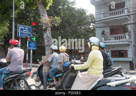 Motorradfahrer im Stadtzentrum von Hanoi, Hauptstadt von Vietnam, Asien Stockfoto