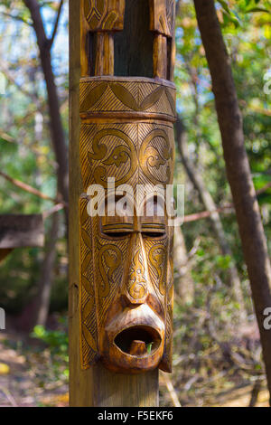 Afrikanische Masken aus Holz Totem Skulpturen Stockfoto