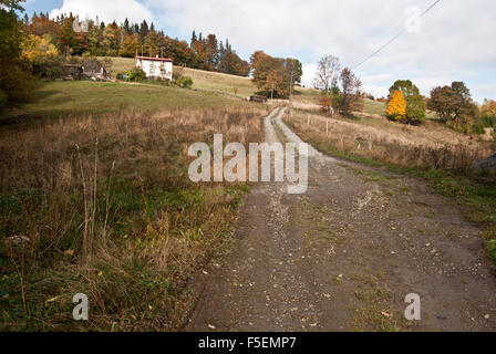 herbstliche Landschaft auf tschechisch-polnischen Grenzgebiet nahe Maly Stozek Hügel in Slezske Beskydy Bergen Stockfoto