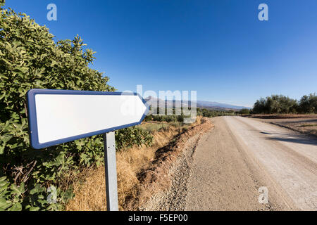 Leere Schild von Seite einer Straße mit Bergen in der Ferne Stockfoto