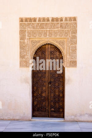 Holztür mit kunstvoll geschnitzten Bogen im Innenhof der Alhambra-Palast, Granada, Spanien Stockfoto