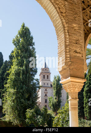 Gärten und Palacios Nazaries im Alhambra-Palast in der alten Stadt von Granada in Andalusien, Spanien, Europa Stockfoto