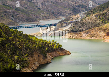 Autobahn A44 oder Autobahn kreuzt Regeln Reservoir und RIo Guadalfeo, durch die Berge der Sierra Nevada, Andalusien, Spanien Stockfoto
