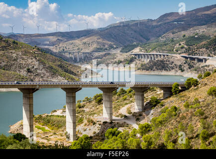 Autobahnbrücke A44 überquert Regeln Reservoir und RIo Guadalfeo, Bergen der Sierra Nevada, Andalusien, Spanien Stockfoto