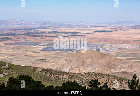 Luftaufnahme von Solarzellen in einem großen Solarparks array in der Landschaft im südlichen Spanien Stockfoto