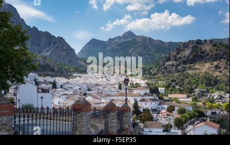 Grazalema in Cadiz, Andalusien, Spanien - weiss gestrichenen Häusern in einem Bergtal im Naturpark Sierra de Grazalema Stockfoto