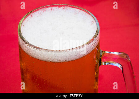 Bier in einem Glas-Krug Stockfoto