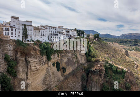 Alten Stadtgebäude Klammern sich an die Felswand über El Tajo Schlucht in Ronda, Andalusien, Spanien
