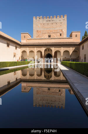 Palacios Nazaries im Palast von Alhambra, Granada in Andalusien, Spanien - Garten im Innenhof und Widerspiegelnder Teich Stockfoto