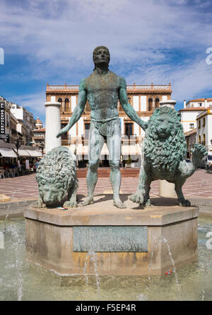 Statue des Herkules und zwei Löwen im Plaza del Socorro in Ronda, Andalusien, Spanien Stockfoto