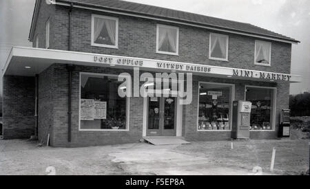 1960er Jahren Geschichtsbild von außen neu erbaute Postamt Witney Molkereien und Mini-Absatzmarkt, Witney, Oxfordshire, England. Stockfoto