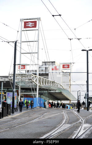 Straßenbahnen außerhalb East Croydon Railway Station ÖPNV Surrey UK Stockfoto