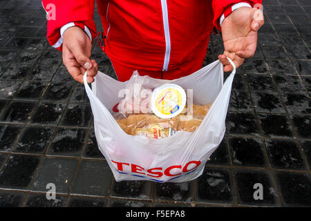 Gekaufte Ware in einer Plastiktüte, Tesco Tasche Stockfoto