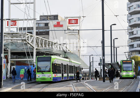 Straßenbahnen außerhalb East Croydon Railway Station ÖPNV Surrey UK Stockfoto