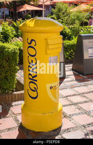 Gelbe spanische Briefkasten der nationalen Post Correos in Spanien Stockfoto