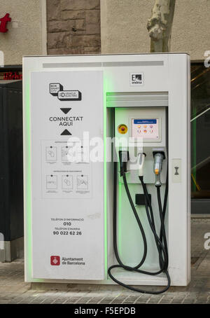 Elektrofahrzeug Ladestation Punkt in Barcelona, Spanien Stockfoto