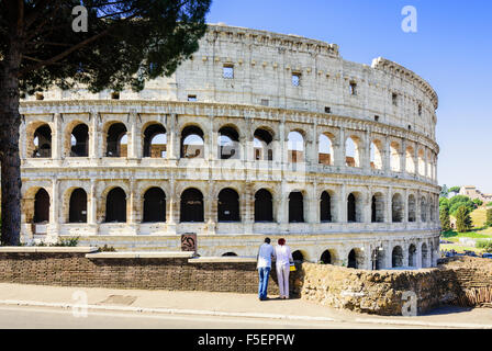 Ein paar Blick auf das Kolosseum, Rom, Italien Stockfoto