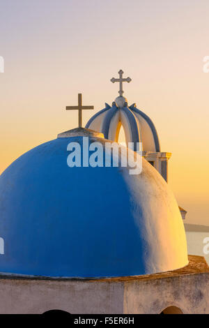 Sonnenuntergang über einem blauen Kuppelkirche auf Santorin, Kykladen, Griechenland Stockfoto