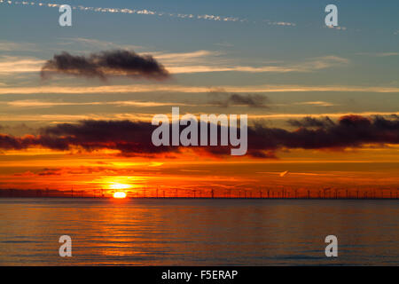 Offshore-Windenergieanlagen in der irischen See off Walney Insel, Barrow in Furness, bei Sonnenuntergang. Stockfoto