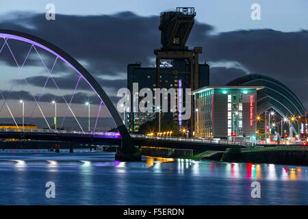 Glasgow in der Abenddämmerung, die Uferpromenade von Finnieston am Fluss Clyde, Schottland, Großbritannien Stockfoto