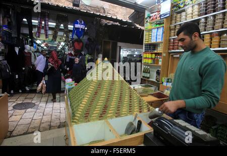 Jerusalem, Jerusalem, Palästina. 3. November 2015. Ein palästinensischer Mann steht in seinem Geschäft in der Jerusalemer Altstadt auf 3. November 2015 © Mahfouz Abu Türke/APA Bilder/ZUMA Draht/Alamy Live News Stockfoto