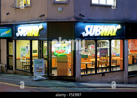 Filiale von Subway, Take-away-Sandwich in Kendal, Cumbria, England UK erschossen Stockfoto