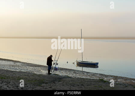 Angler an der Mündung des Flusses Kent, Arnside, Cumbria, England UK Stockfoto