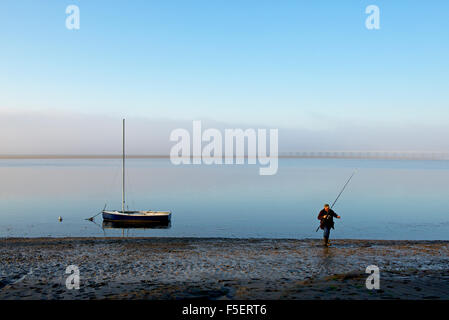 Angler an der Mündung des Flusses Kent, Arnside, Cumbria, England UK Stockfoto