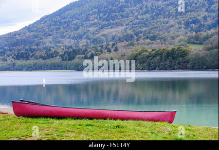 Zwei rote Kanus auf der Grand Lac gehört de Wälder die Wälder Seen, befindet sich in Matheysine, Frankreich Stockfoto