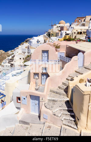 Cliff umarmt Dorf Oia, Santorini, Kykladen, Griechenland Stockfoto
