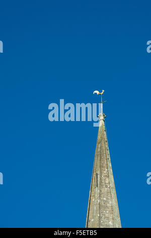 Kirchturm eine Wetterfahne Hahn gegen blauen Himmel. Cotswolds, Gloucestershire, England Stockfoto