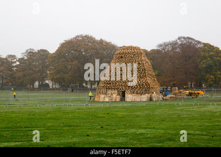 Leeds, UK. 3. November 2015.  Arbeitnehmer zum Abschluss Bau von riesigen Lagerfeuer bereit für großes öffentliches Feuerwerk in Roundhay Park, Leeds. Bildnachweis: James Copeland/Alamy Live-Nachrichten Stockfoto