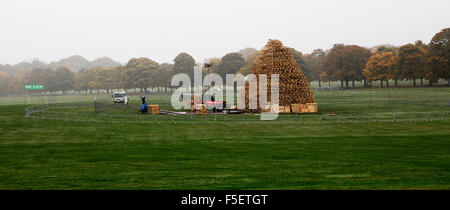 Leeds, UK. 3. November 2015. Arbeitnehmer zum Abschluss Bau von riesigen Lagerfeuer bereit für großes öffentliches Feuerwerk in Roundhay Park, Leeds. Bildnachweis: James Copeland/Alamy Live-Nachrichten Stockfoto