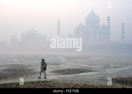Taj Mahal Wache Spaziergänge am Ufer des Flusses Yamuna. Stockfoto