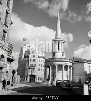 1950er Jahre historische, äußere der Broadcasting House, Marylebone, London, England, Sitz der BBC und Standort des ersten Radios ausgestrahlt März 1932. Im Vordergrund sieht All Souls Church. Stockfoto