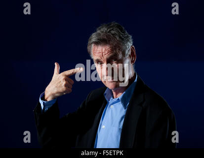 Ein Porträt von Michael Palin in Edinburgh International Book Festival 2012 ist in Charlotte Square Gardens gelegen.   Bild von Pa Stockfoto