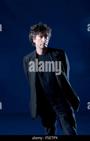 Ein Porträt von Neil Gaiman in Edinburgh International Book Festival 2012 ist in Charlotte Square Gardens gelegen. Stockfoto