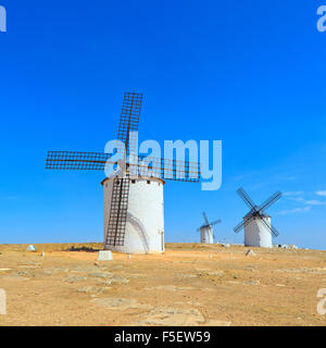 Drei Windmühlen in der Nähe von Alcazar de San Juan, Kastilien - La Mancha. Kastilien - La Mancha Region, Spanien, ist berühmt durch seine Windmühlen Stockfoto