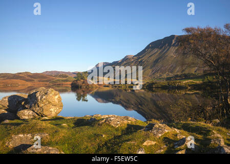 Späten Herbstsonne auf Cregennan Seen von Gebirges Cader Idris spiegelt sich in den Seen noch übersehen Stockfoto