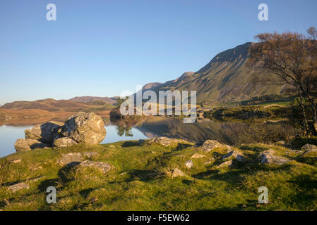 Späten Herbstsonne auf Cregennan Seen von Gebirges Cader Idris spiegelt sich in den Seen noch übersehen Stockfoto