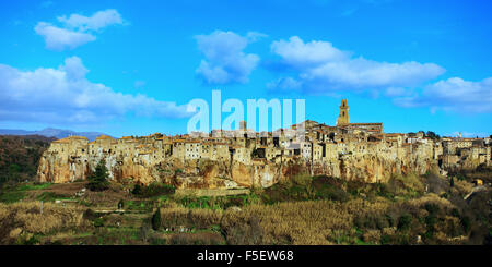 Ein Panorama des mittelalterlichen Dorfes Pitigliano, Toskana, Italien. Stockfoto