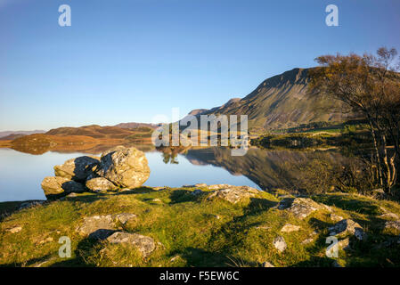 Späten Herbstsonne auf Cregennan Seen von Gebirges Cader Idris spiegelt sich in den Seen noch übersehen Stockfoto
