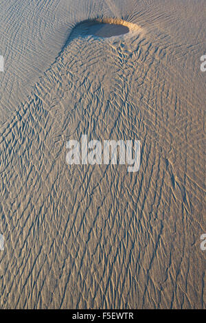 Wasser-Muster auf Sand mit Schatten und Licht des Morgens Stockfoto