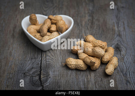 Monkey Nuts in eine herzförmige Schüssel Stockfoto