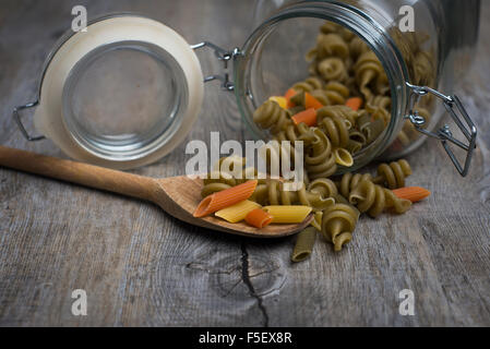 Spinat-Fusilli im Weckglas Stockfoto