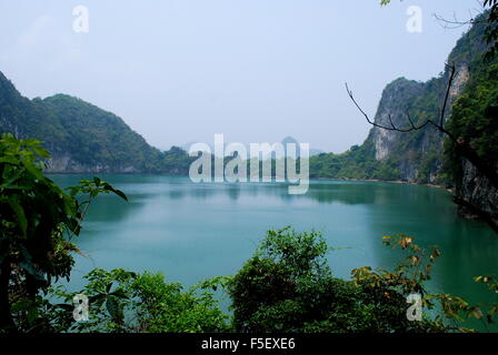 Versteckte Bucht in Halong Bay Stockfoto